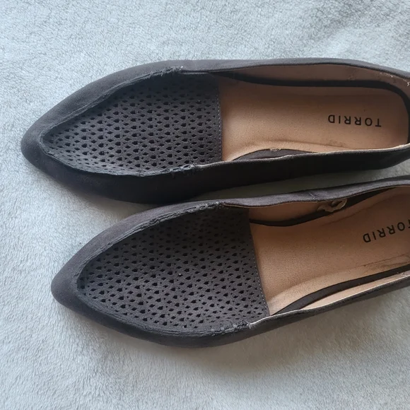 Torrid laser-cut faux suede pointed-toe loafers 10W - Picture 2 of 11